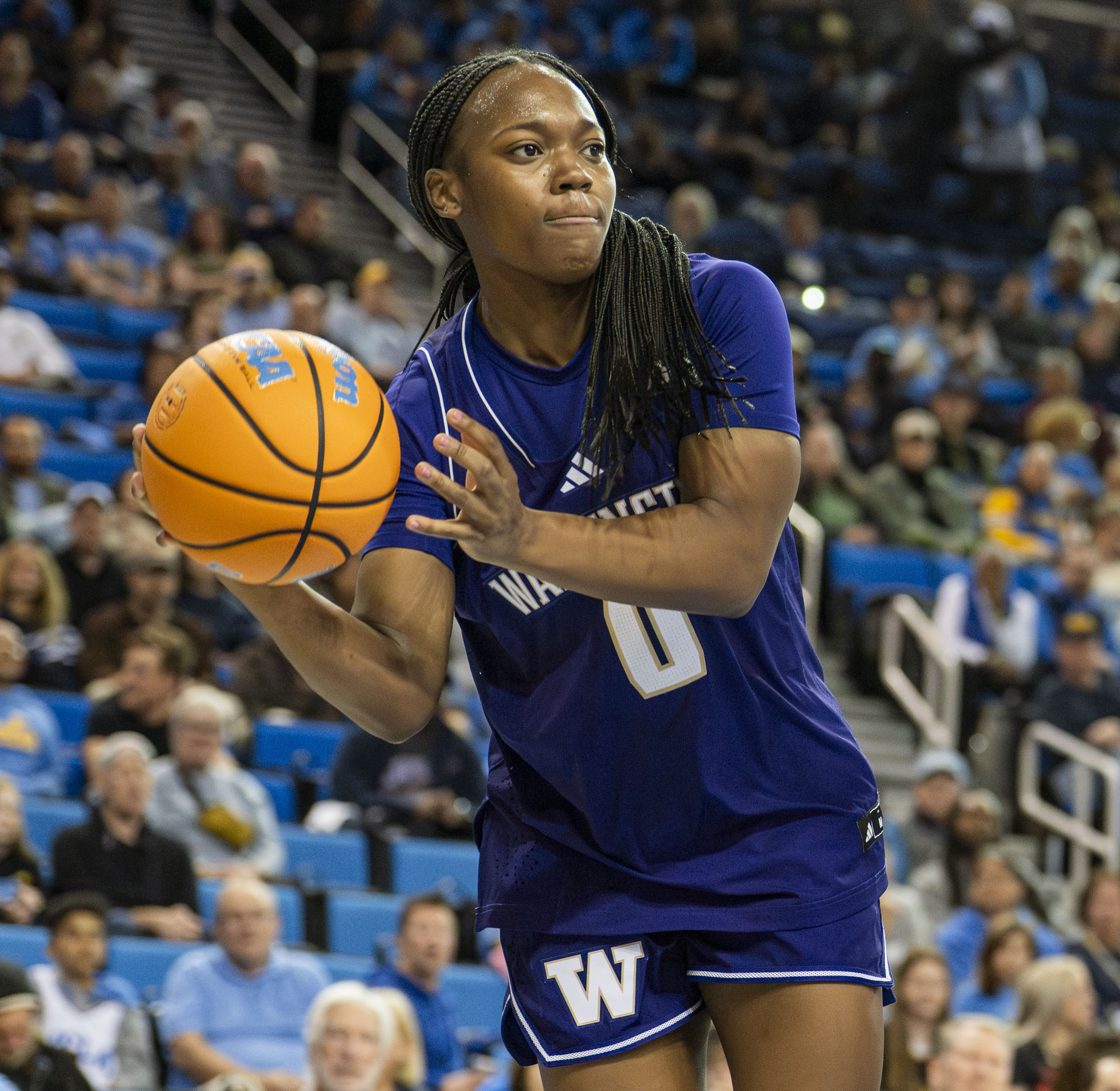 Guard Sayvia Sellers gets ready to pass the ball. Sellers reached 20 points or more 10 times throughout her junior season. (Andrew Diaz/Photo editor)