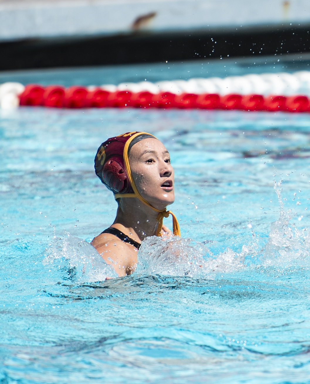 USC attacker Emily Ausmus looks up from the pool. Ausmus set the program record for most goals in a season as a freshman. (Ruby Galbraith/Daily Bruin senior staff)