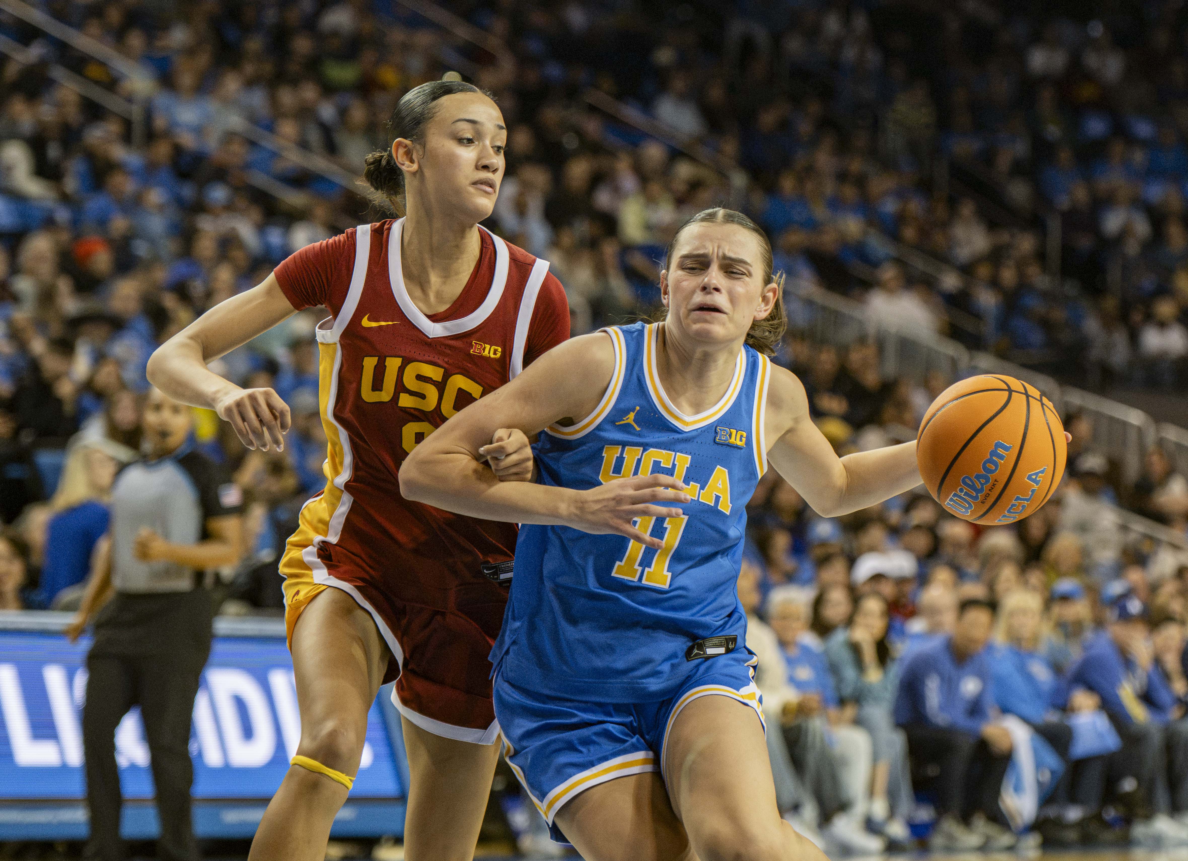 USC guard Jazzy Davidson (left) defends former UCLA guard Gabriela Jaquez (right). Davidson led the Trojans in all five major statistical categories last year. (Zimo Li/Daily Bruin senior staff)