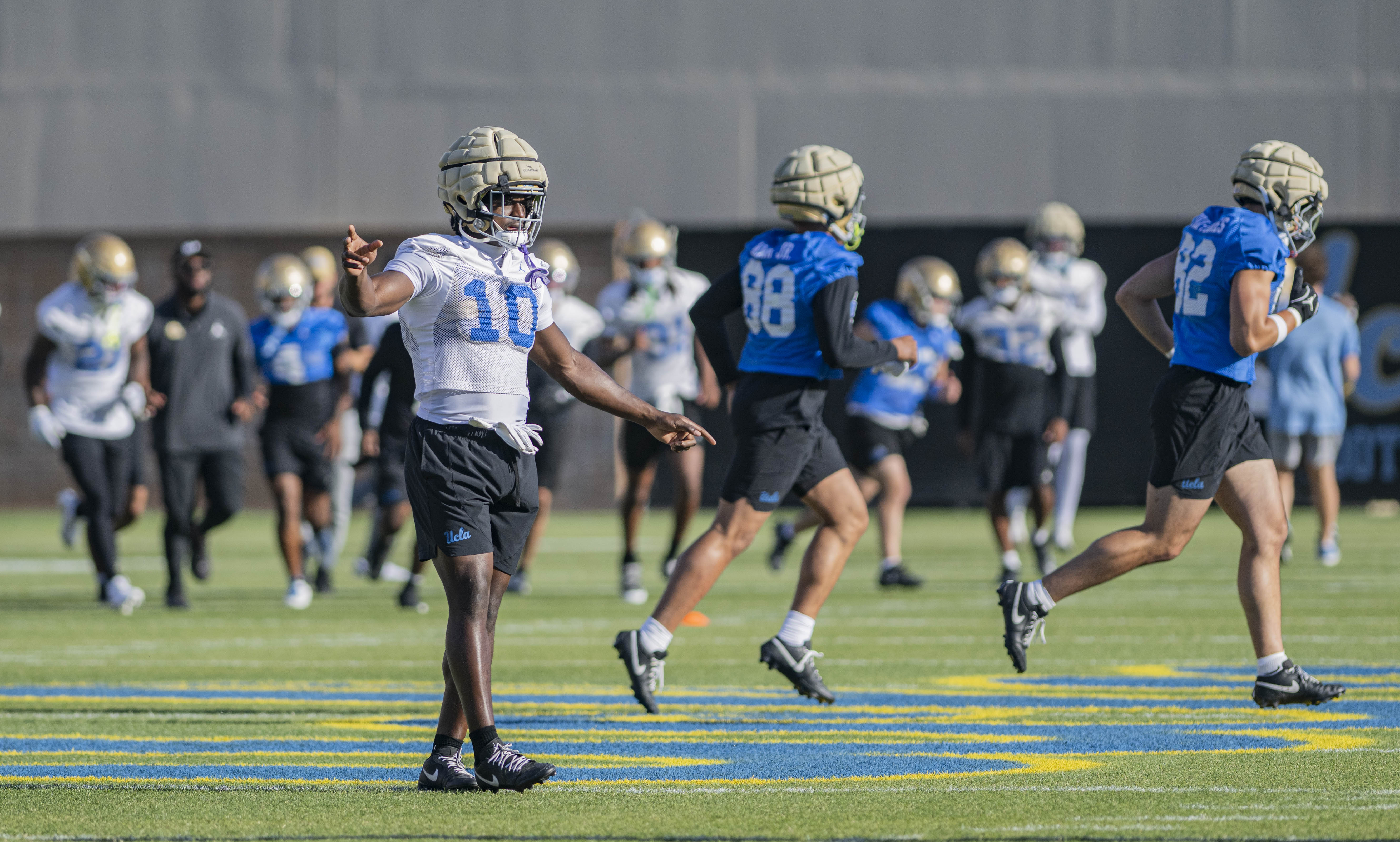 Rising senior linebacker Sammy Omosigho holds out his arms during practice. Omosigho transferred to UCLA this year after three seasons with Oklahoma. (Leydi Cris Cobo Cordon/Daily Bruin senior staff)