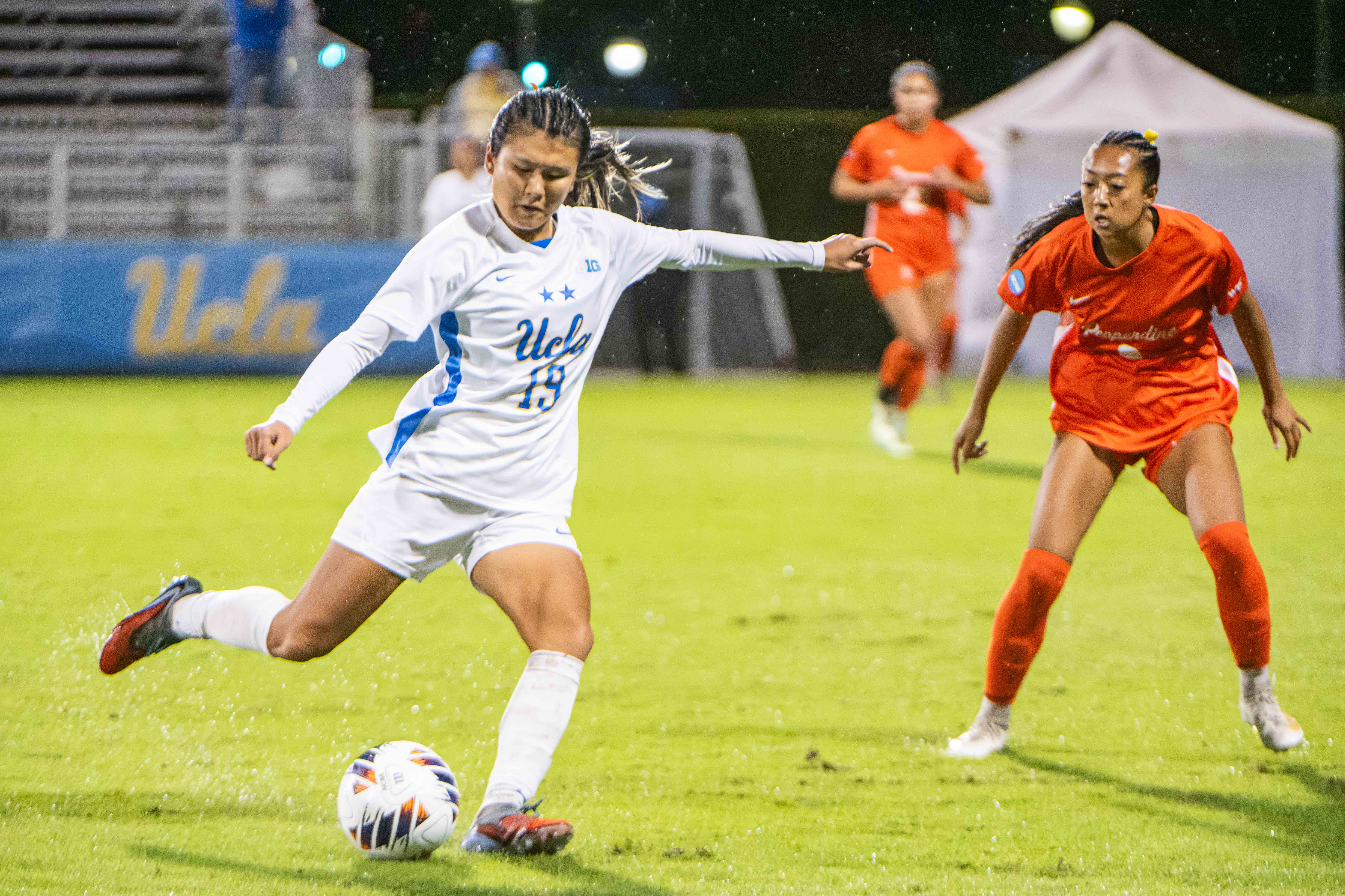 Senior forward Oruha Hayashi battles Pepperdine on Saturday, Nov. 15, 2025, at Wallis Annenberg Stadium. (Andrew Ramiro Diaz/Photo editor)
