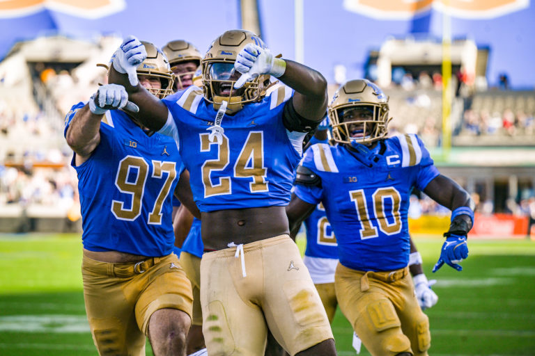 Gallery: A new era at the Rose Bowl: UCLA football triumphs over San Diego State in Chesney’s home debut - Daily Bruin