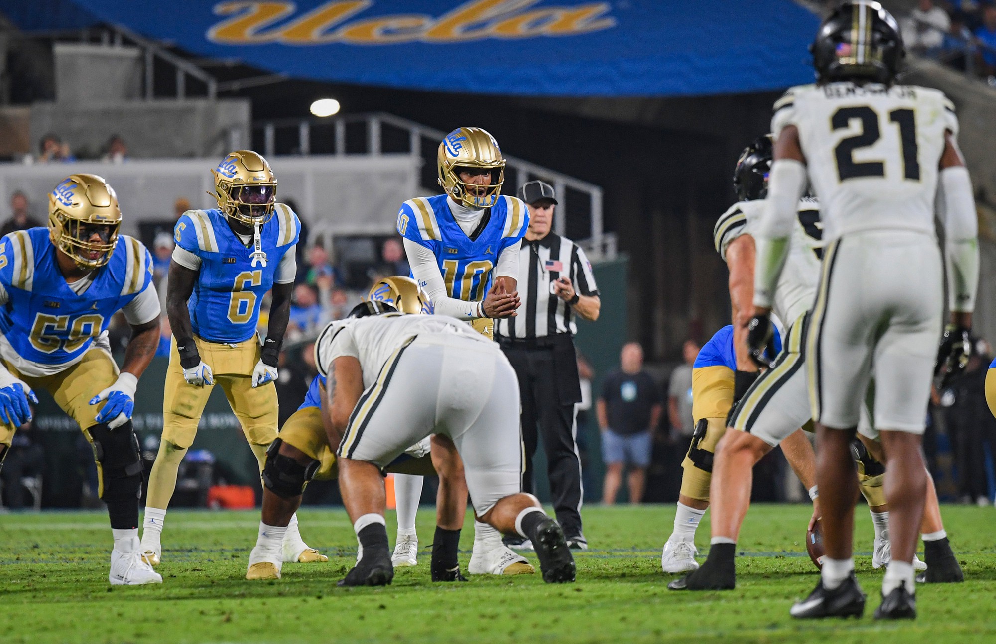 sophomore quarterback Madden Iamaleava readies to call for the snap. (Kai Dizon/Assistant Photo editor)