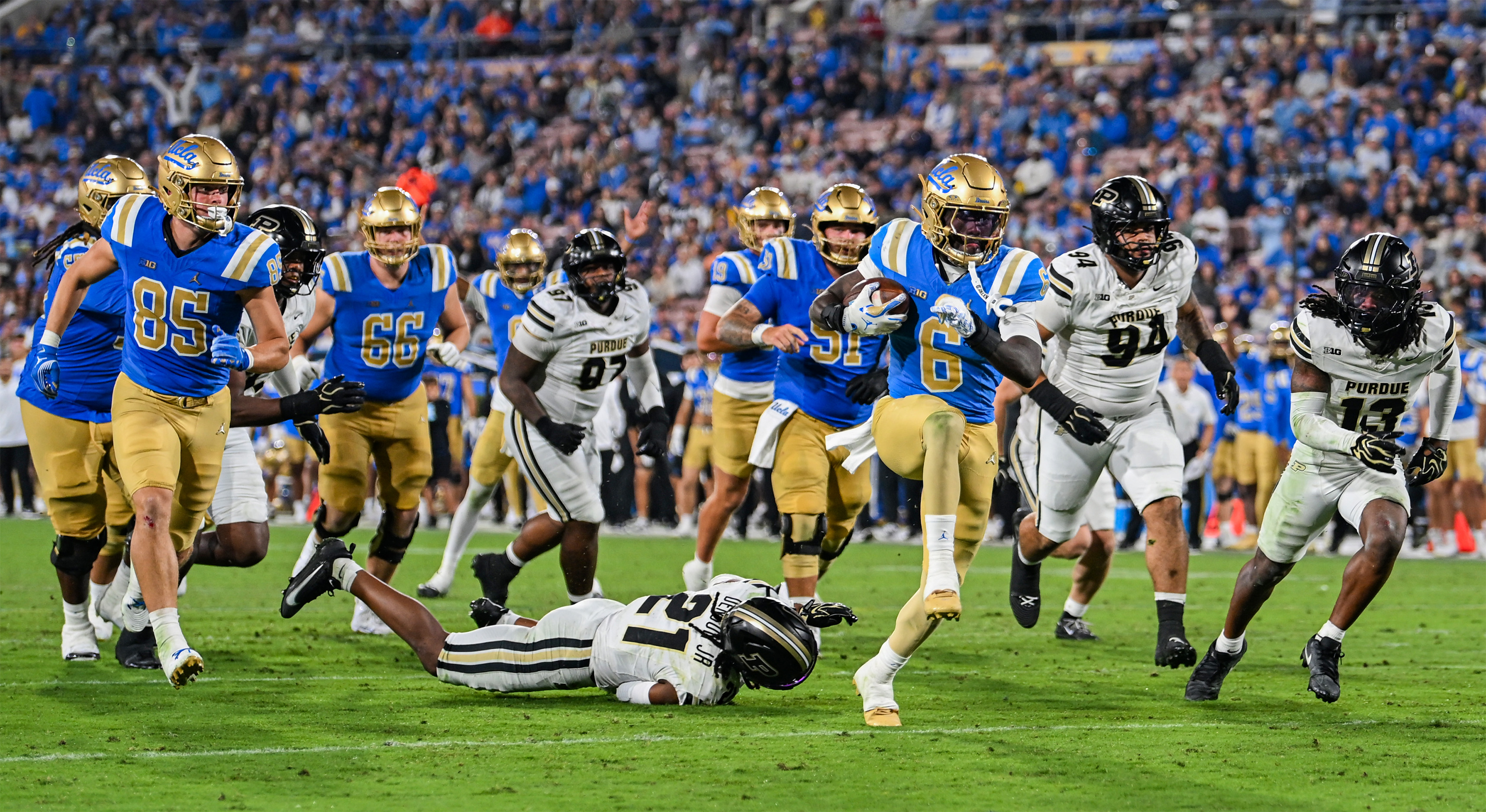 Fifth-year running back Anthony Woods sprints away from the defense and toward the endzone. (Kai Dizon/Assistant Photo editor)