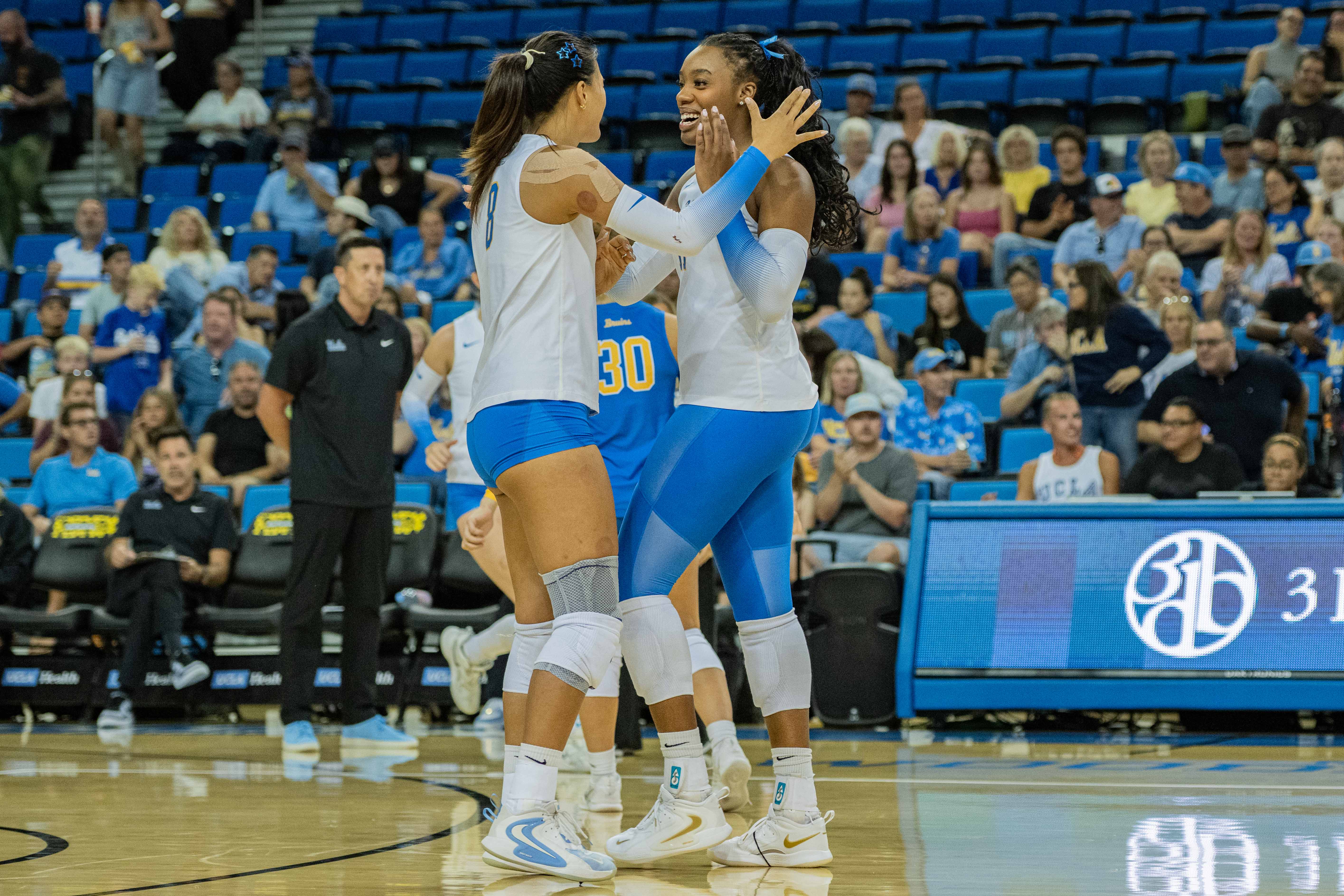 Singletary and Li embrace on the court. The duo combined for 11 blocks across the three matches in Las Vegas. (Amelia Chief/Daily Bruin senior staff)