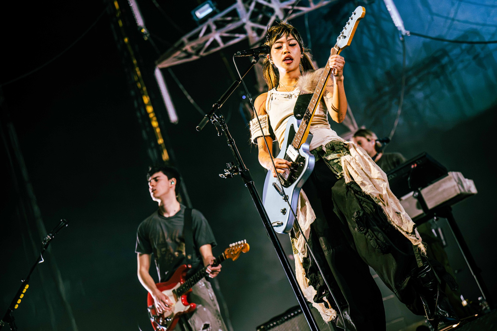 The “Beaches” artist wore a tattered white tank top and black baggy cargo pants with a camo tool belt. The look seemed to draw inspiration from military uniforms and matched the attire of event attendees. (Andrew Ramiro Diaz/Photo editor)