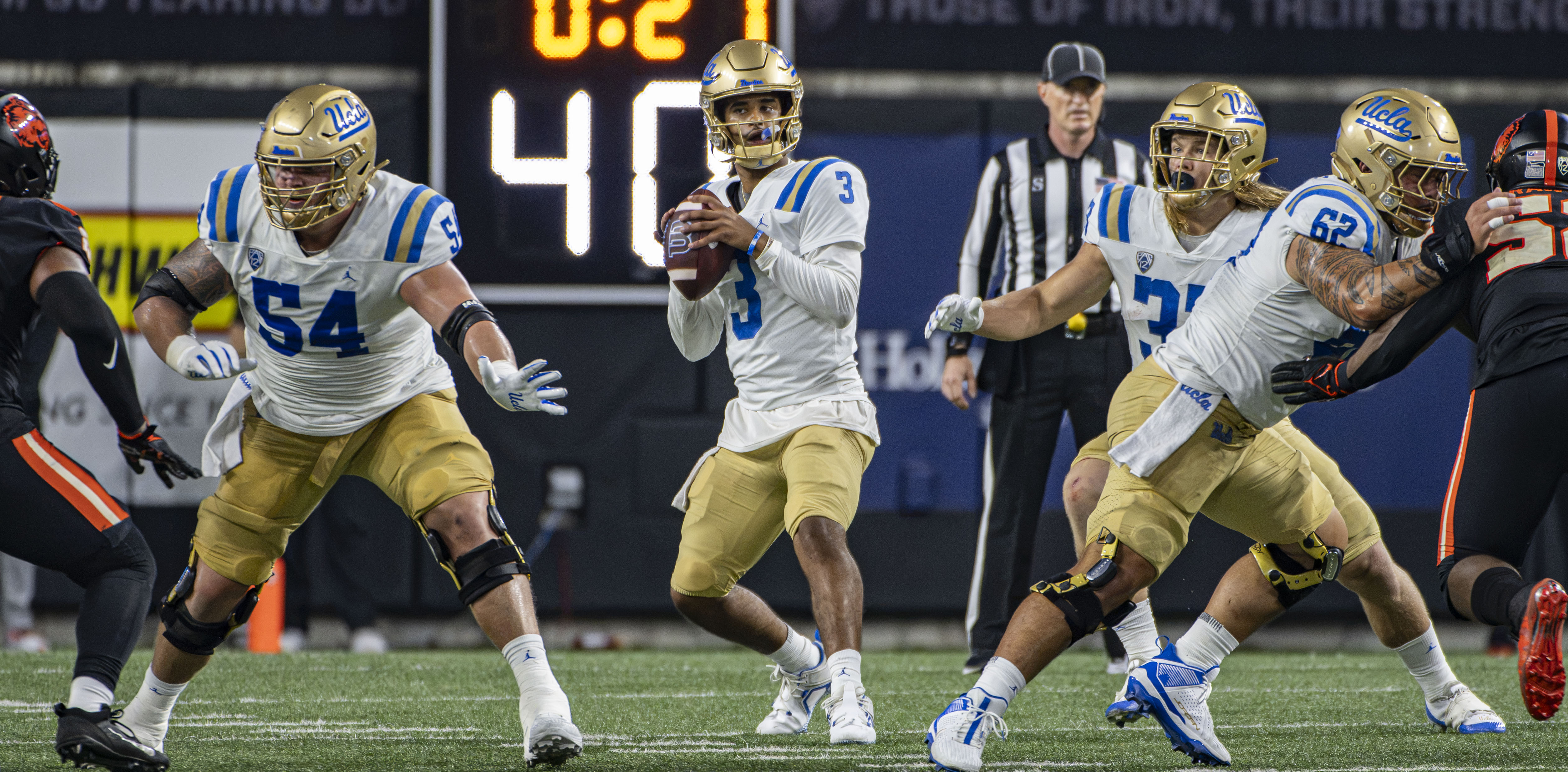 Former UCLA quarterback Dante Moore holds the ball in the pocket in preparation for a pass. Moore transferred to Oregon following his freshman season. (Chenrui Zhang/Daily Bruin staff)