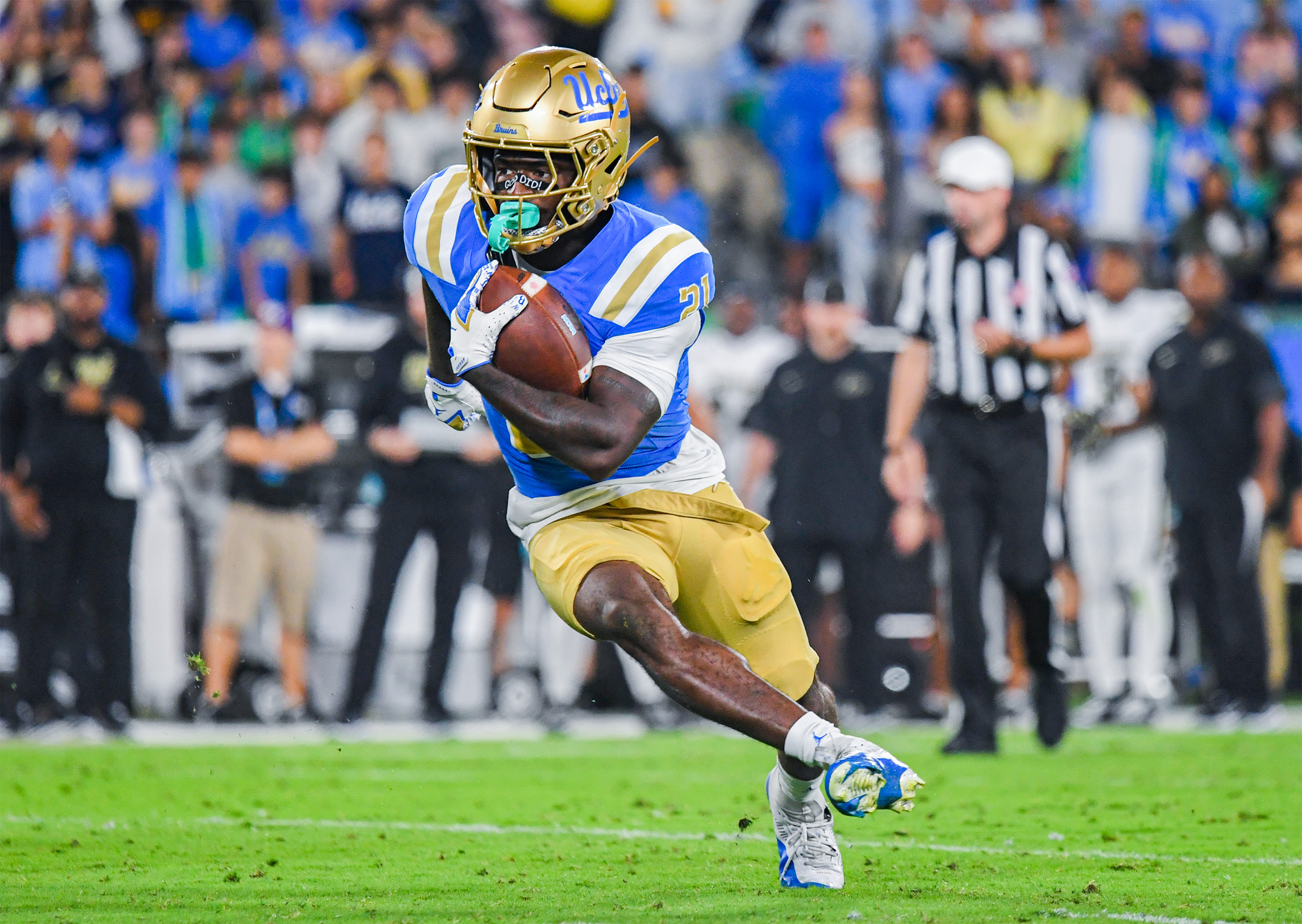 Senior running back Jaivian Thomas runs outside zone. (Kai Dizon/Assistant Photo editor)