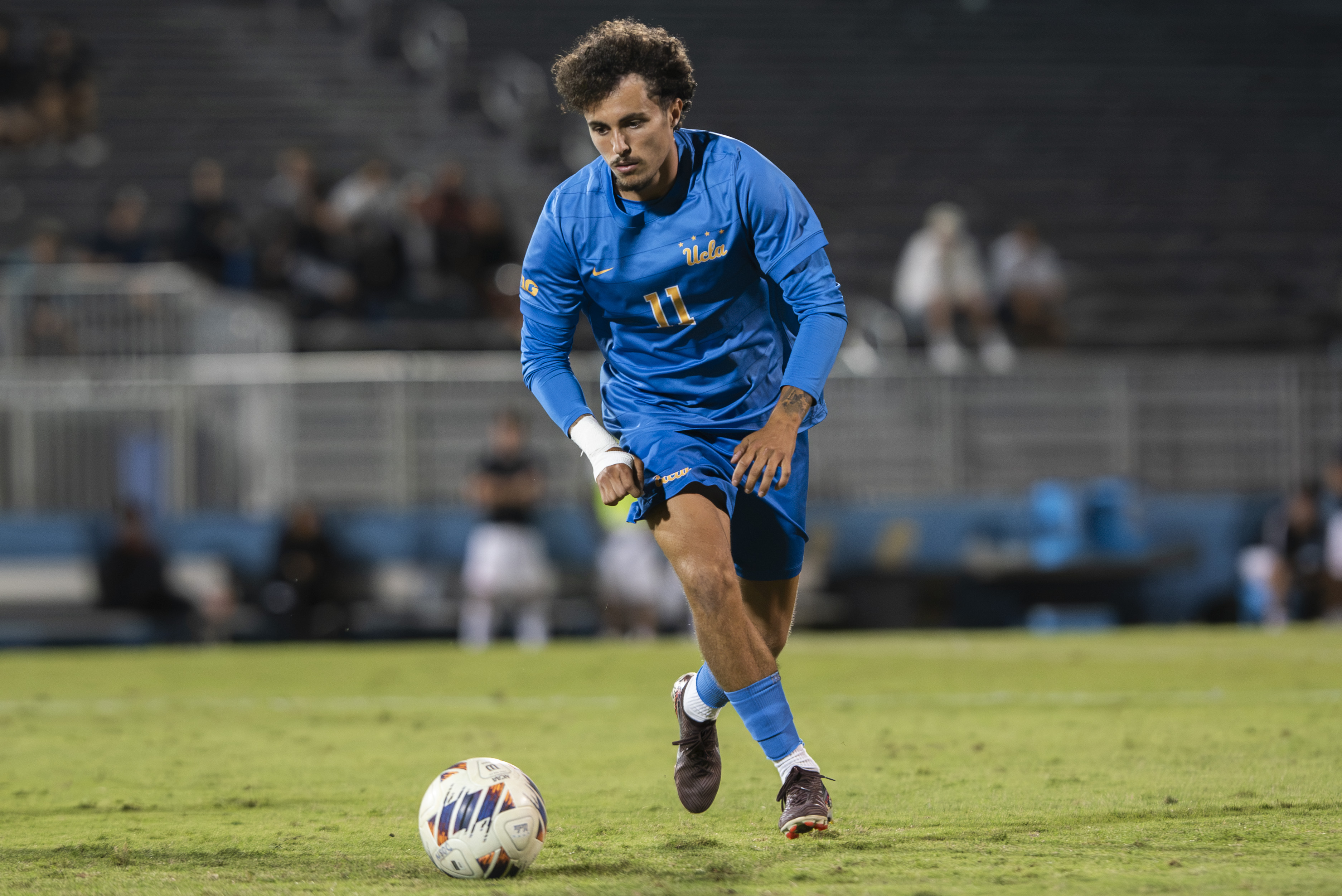 Junior defender David de la Vibora prepares to get the ball. Vibora has recorded two assists through his 13 games played for the Bruins. (William Gauvin/Daily Bruin staff)