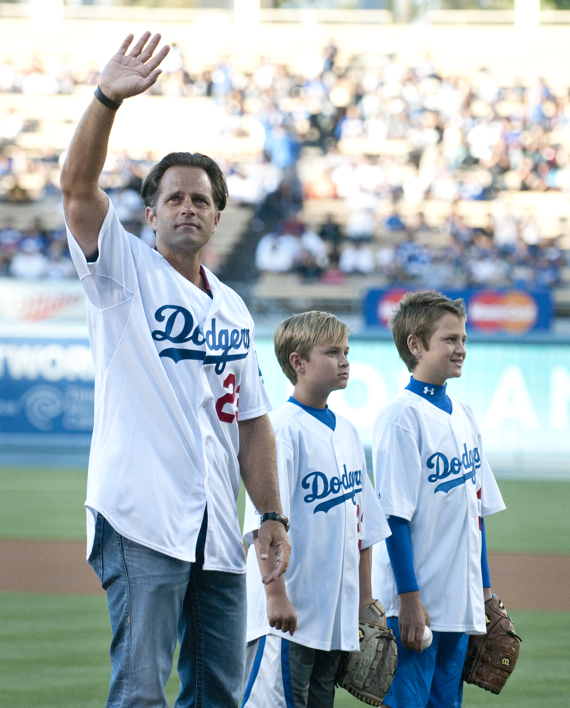 Why former Dodger Eric Karros and his daughter are talking teen